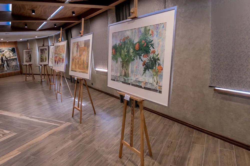 Фото 3: Мистецький простір RIVERWOOD GALLERY · Українське мистецтво та скульптури братів Зігура; експозиція змінюється кожні 2 місяці — Галерея RIVERWOOD, Riverwood Relax Park, с. Мошни, вул. Савченка, Мошни