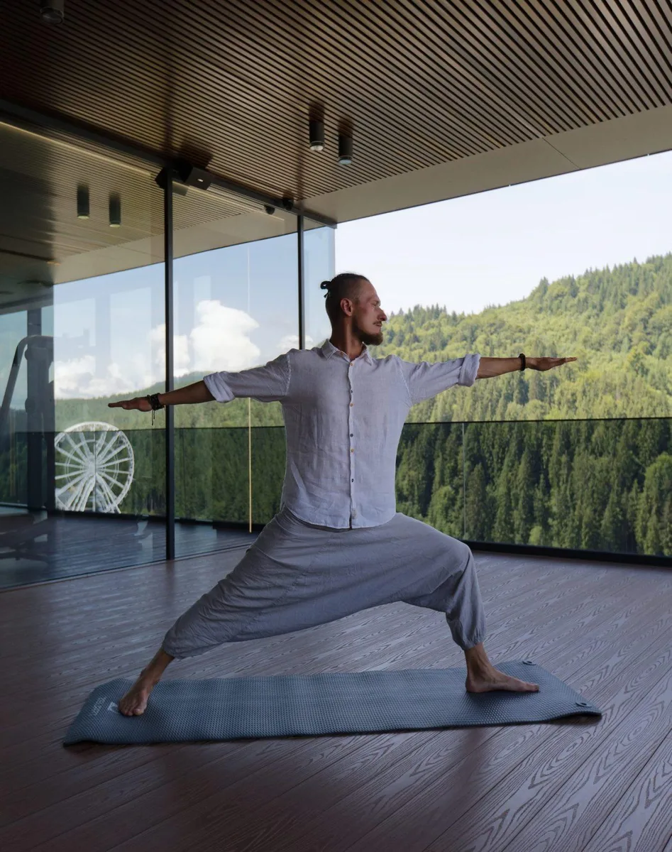 Фото 2: Йога на панорамній терасі Glacier Fitness & Wellness Club · Хатха-йога, дихальні практики та медитації на 11-му поверсі з видом на Карпати — Glacier Fitness & Wellness Club, 11 поверх, Glacier Premium Apartments, Буковель