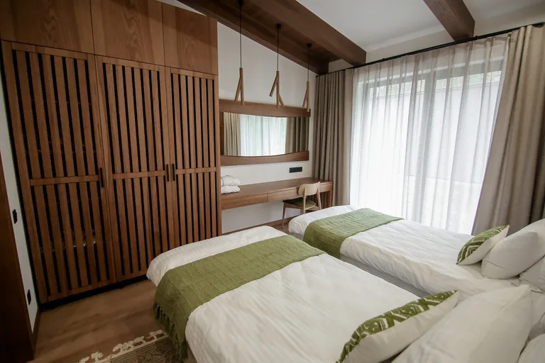Шале для 4х осіб з 2 спальними кімнатами — Riverwood Relax SPA (фото 1)